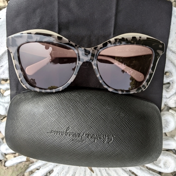 Beautiful Ferragamo sunglasses 🕶️ Used jost one Time .. New condition w box - Picture 3 of 16